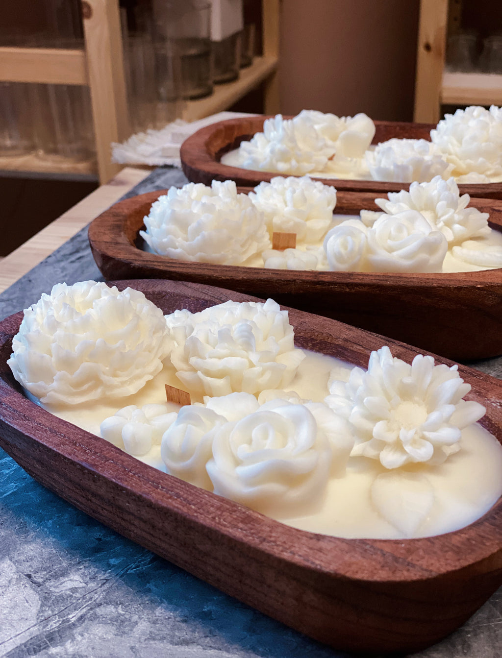 Vela aromática en cuenco de madera
